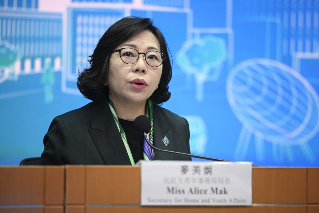 麥美娟表示,需檢視相關鄉村是否具備共同聘請管理公司的契約,她指出,鄉村的管理模式與一般大廈不同,政府後續會作進一步跟進與聯繫。 麥美娟表示,需檢視相關鄉村是否具備共同聘請管理公司的契約,她指出,鄉村的管理模式與一般大廈不同,政府後續會作進一步跟進與聯繫。