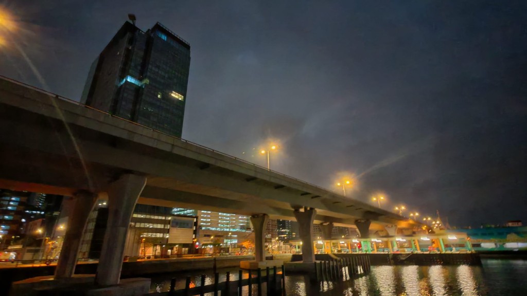 本港地區今日大致多雲,有一兩陣雨。蔡楚輝攝 本港地區今日大致多雲,有一兩陣雨。蔡楚輝攝