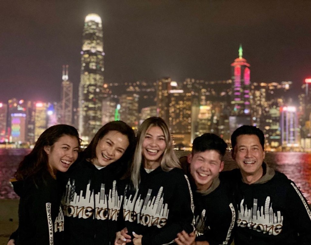 王敏德一家五口。