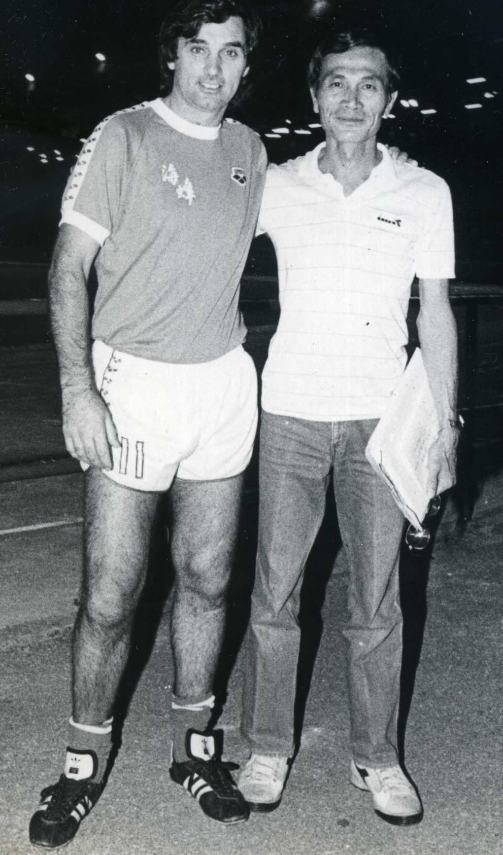 何鑑江（右）何鑑江於80年代一直擔任香港電台體育組高級監製，並於1982年獲花花足球隊創辦人袁新邀請進入管理層。