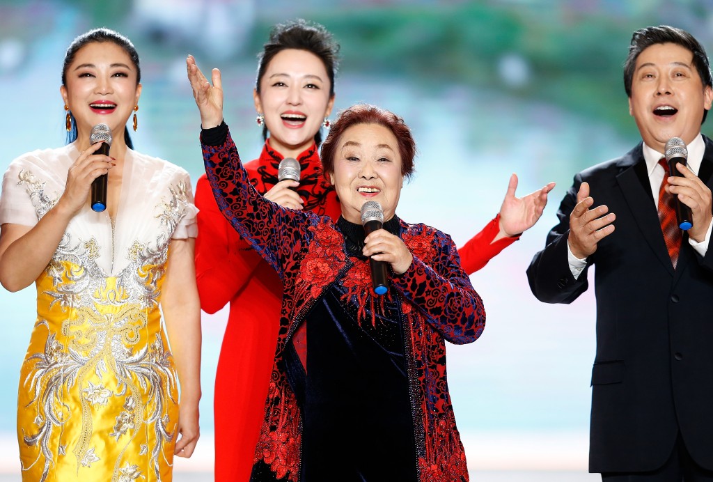 郭蘭英演唱的《我的祖國》、《南泥灣》、《繡金匾》等經典歌曲家傳戶曉，深得民眾喜愛。新華社