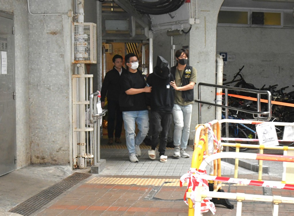 其中一名被捕人今日（22日）被警方黑布蒙頭，押至大埔廣福邨廣智樓寓所搜證。徐裕民攝