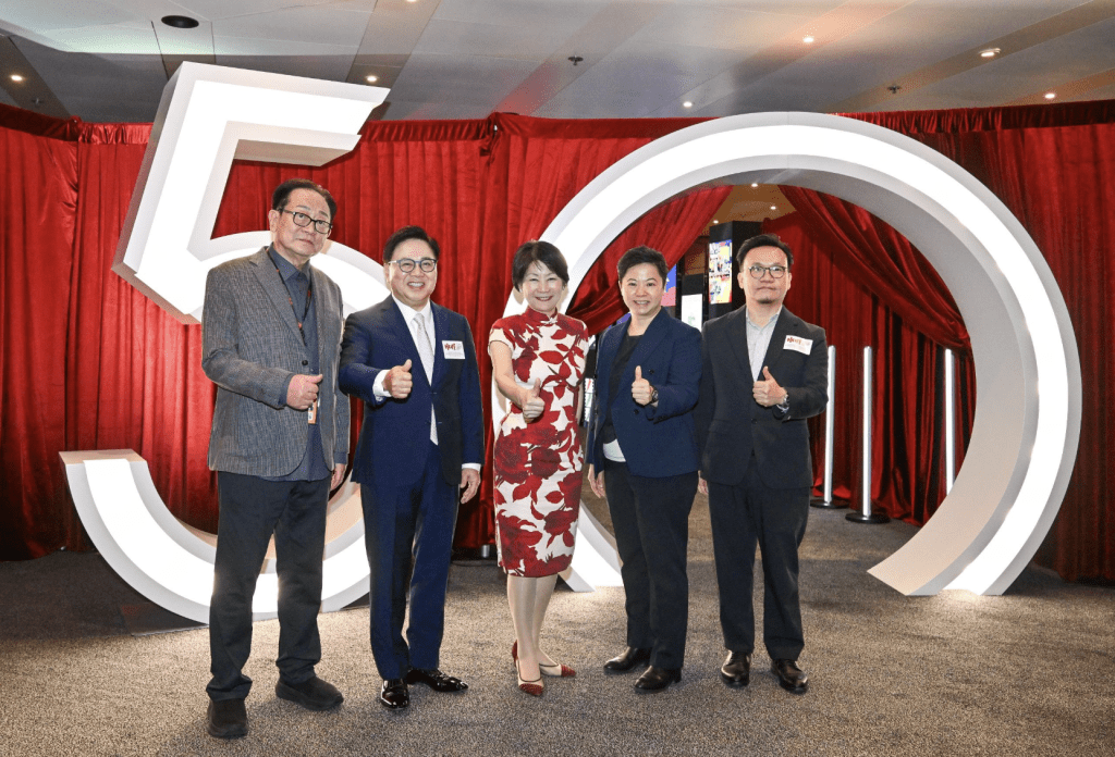 第五十屆香港國際電影節在香港文化中心舉行開幕典禮。文化體育及旅遊局常任秘書長沈鳳君（中）、文創產業專員黎細明（右二）和香港國際電影節協會主席王英偉博士（左二）與其他嘉賓合照。