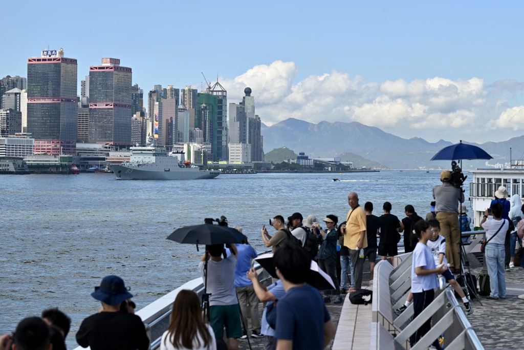 今早尖沙咀海站滿等候軍艦離港的市民及遊客。劉駿軒攝