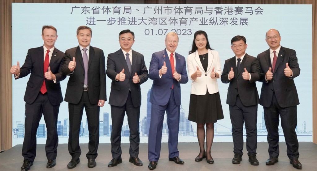 廣東省體育局局長崔劍（左三）、廣州市體育局局長譚愛英（右三）、廣東省體育局副局長麥良（左二）、廣州市體育局副局長李春剛（右二），與香港賽馬會行政總裁應家柏（左四）、賽馬事務執行總監夏定安（左一）、公司事務執行總監譚志源（右一）會面。