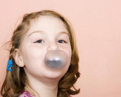 女童誤吞香口膠窒息昏迷。網圖(示意圖)