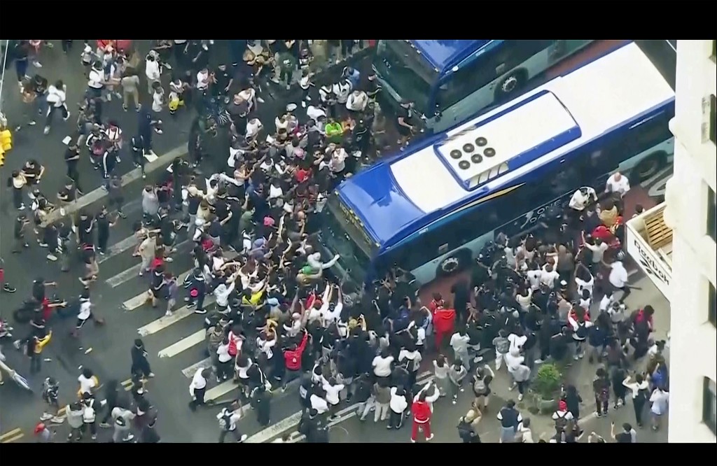 群众将一辆警方的巴士推走。 美联社