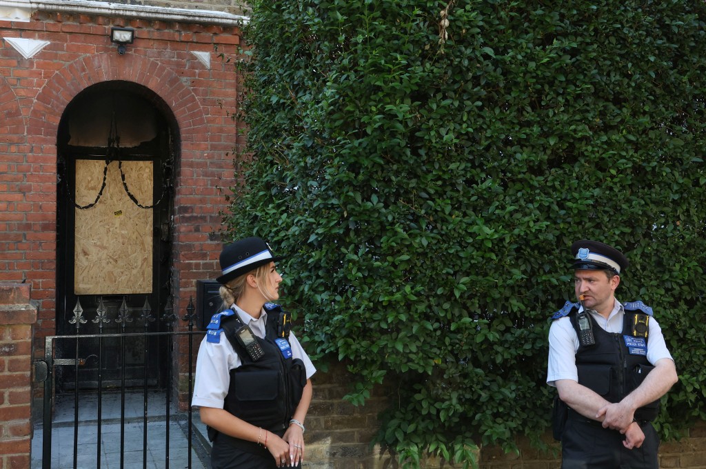 英國首相住宅縱火案，男疑犯機場落網，增至2人被捕。路透社