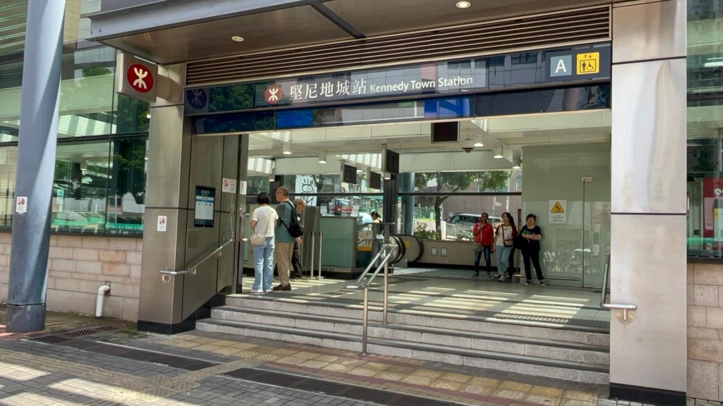事發於堅尼地城站內。 事發於堅尼地城站內。