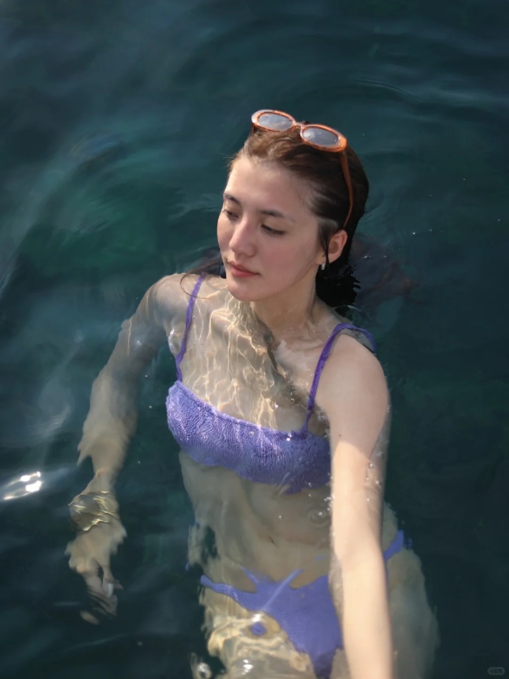 吳千語昨日（25日）在小紅書分享多張穿上紫色泳衣的照片。