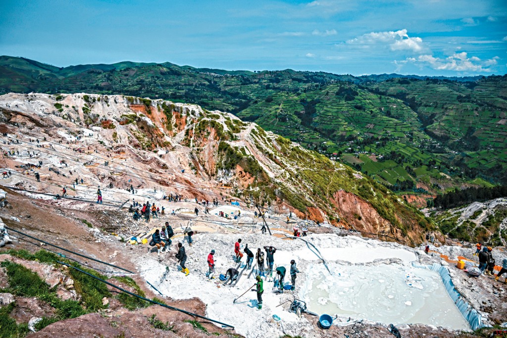 剛果魯巴亞地區的鈳鉭礦場去年有礦工在作業。