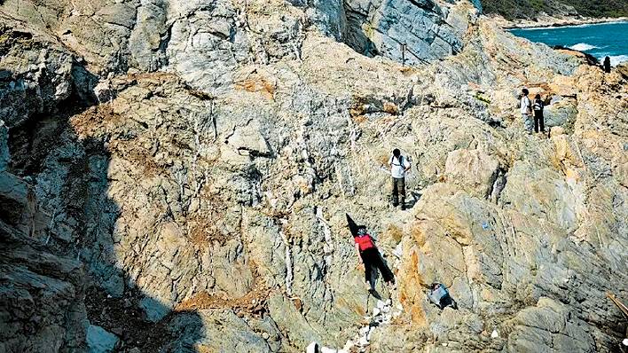 大鵬半島牛奶排是深圳最險峻海岸之一，有女遊客意外跌落，由直升機送院救治。小紅書