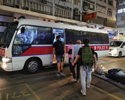 警方於旺角通菜街一單位搗破非法網上百家樂賭檔。警方圖片