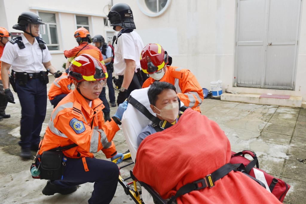 救援人员模拟处理伤者。消防处facebook图片