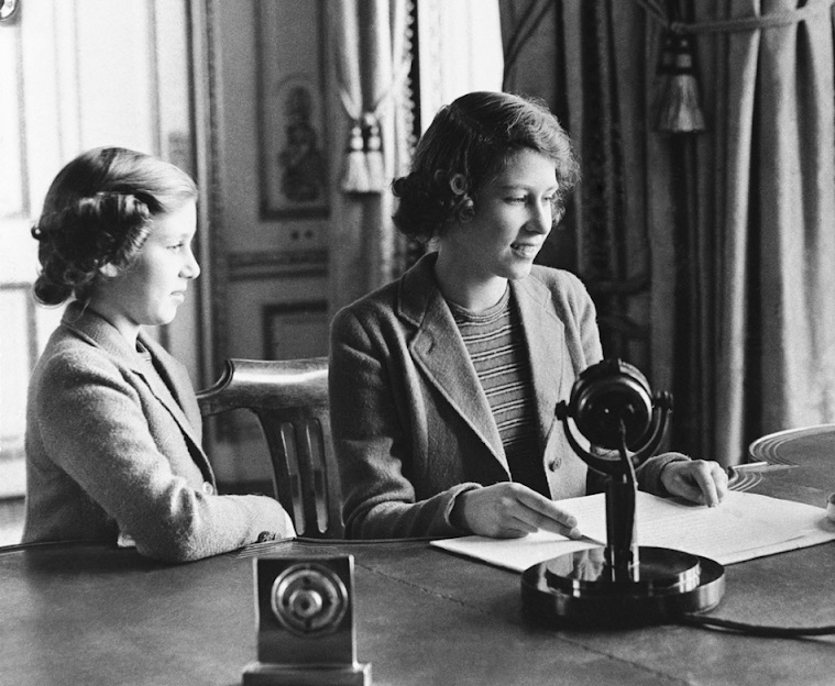 女皇14歲時發表廣播，安慰戰禍中受驚兒童。