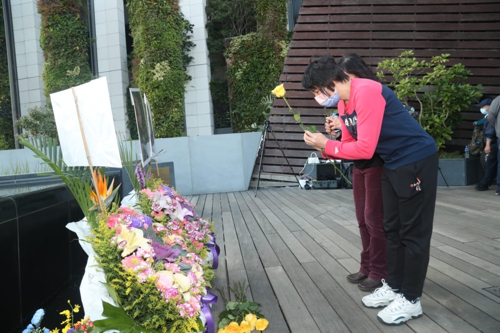 献上鲜花向梅姐悼念。