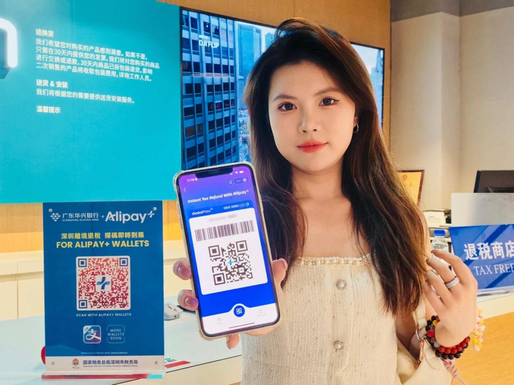 AlipayHK用戶只需掃描退税服務點Alipay+退稅受理台卡即可顯示退稅碼，一掃即可將退稅款項極速以港幣存入 AlipayHK 賬戶。  ​