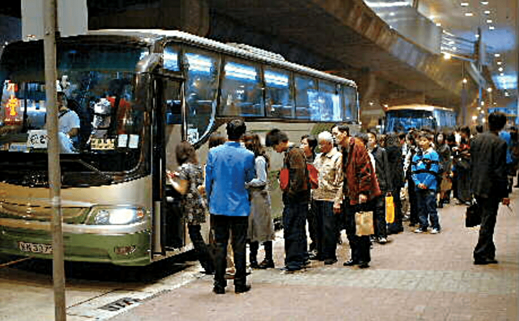 錫安教會租用專車，送教友到展貿中心參加聚會。