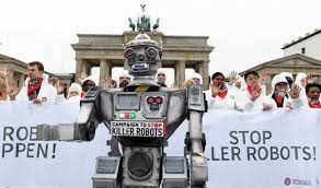 德国柏林早前有示威者集会要求勿发展杀手机械人。路透社