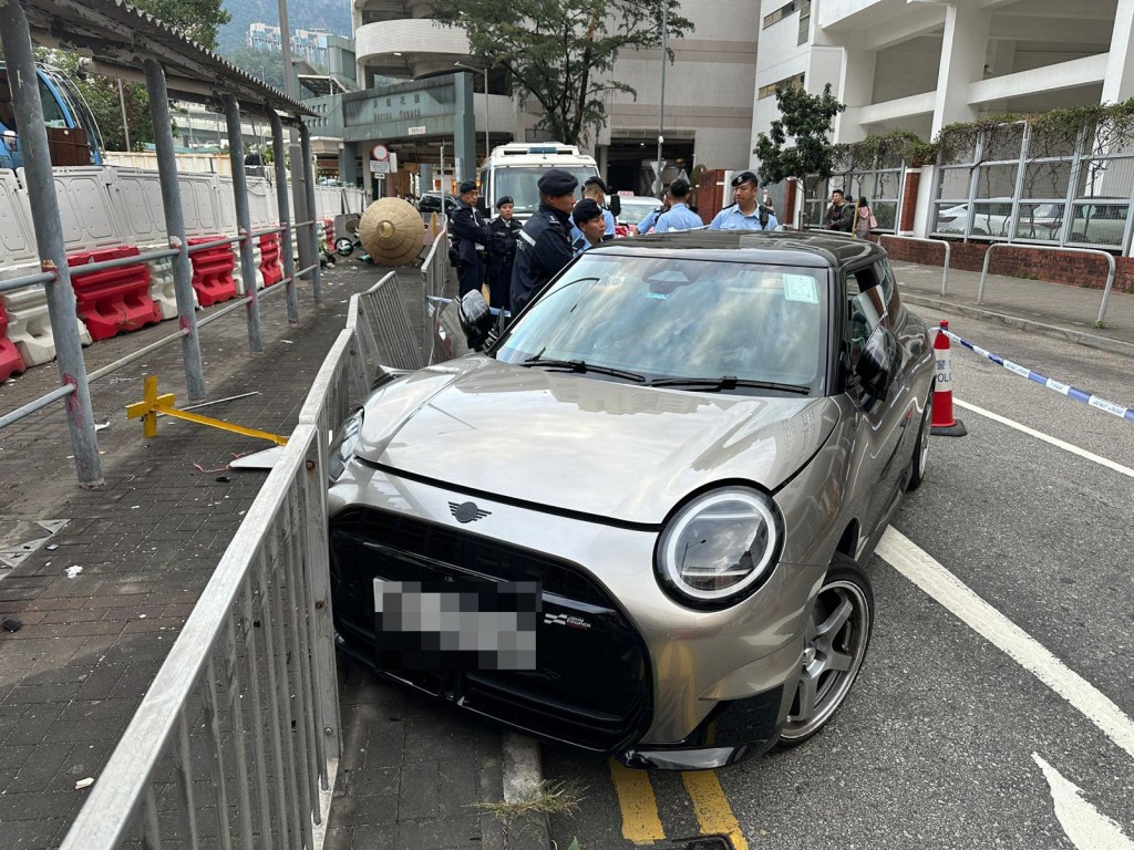 私家車車頭嚴重損毀。