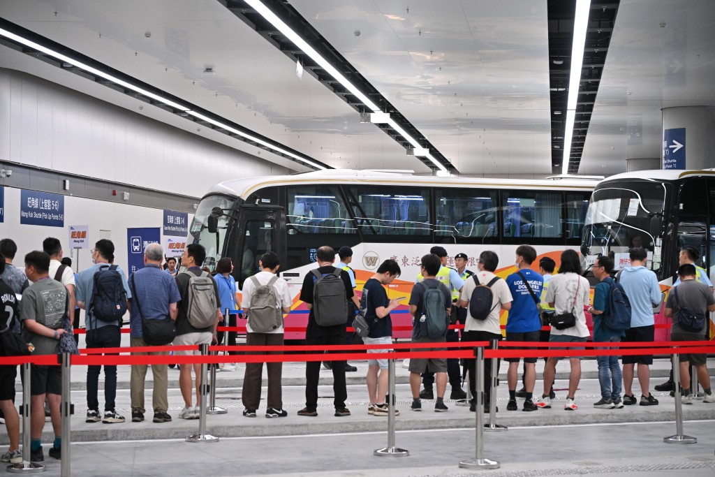 港府今日(22日)於皇崗口岸港方口岸區舉行第3場大型演練,動員超過1萬名公務員測試。 港府今日(22日)於皇崗口岸港方口岸區舉行第3場大型演練,動員超過1萬名公務員測試。