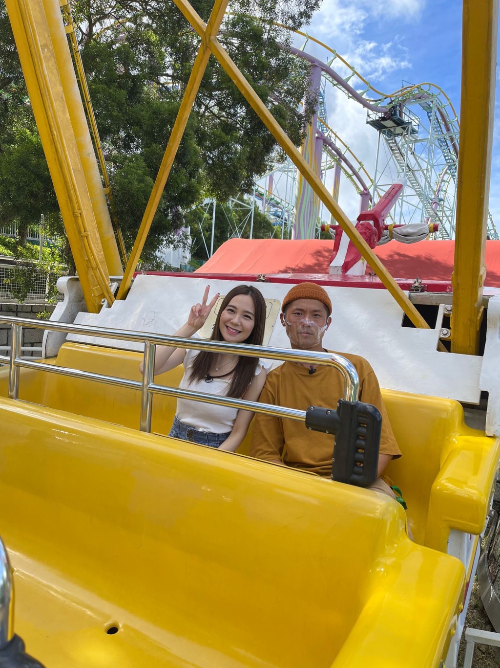 梁茵同奶仔去主題公園玩機動遊戲。