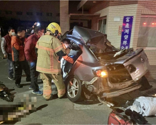 台南昨晚發生嚴重車禍,車上6男女1狗全數死亡。台南消防局圖片
