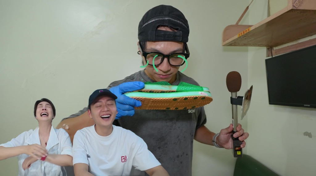 坤哥被拖鞋的臭味攻擊,連眼鏡也幾乎要掉下來。 坤哥被拖鞋的臭味攻擊,連眼鏡也幾乎要掉下來。