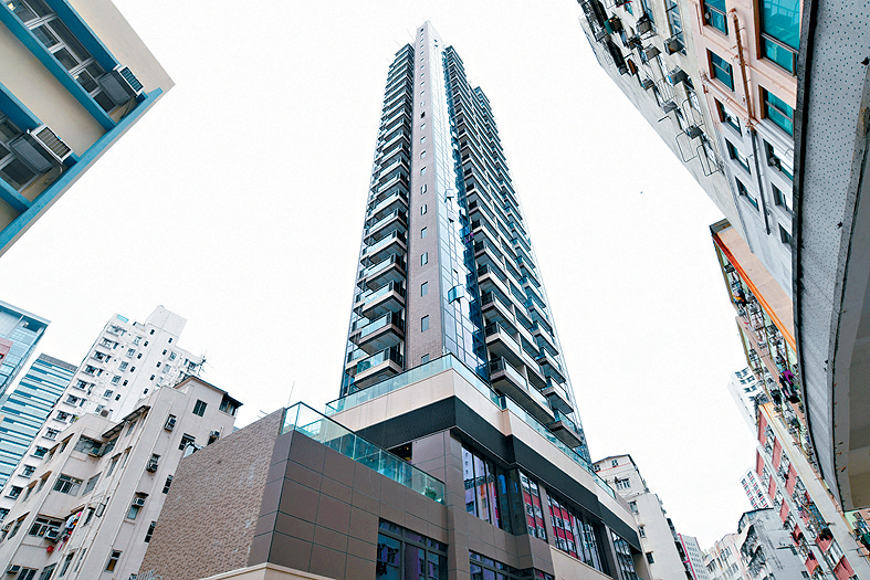 觀塘現樓Bal Residence昨加推16伙高層戶,折實平均呎價約15658元。