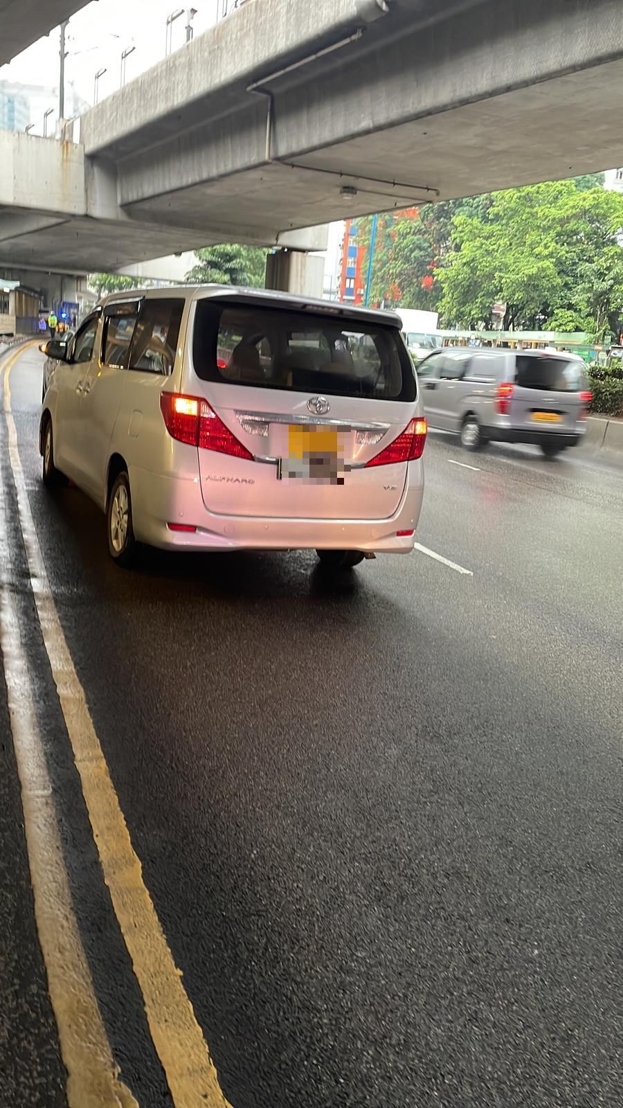 警員在觀塘道近康德道截查一輛形迹可疑的私家車，揭司機停牌期間駕駛。