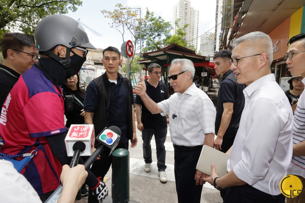 岑浩輝走訪筷子基一帶,沿路不時與途人、商戶和店員親切互動。澳門新聞局圖片 岑浩輝走訪筷子基一帶,沿路不時與途人、商戶和店員親切互動。澳門新聞局圖片