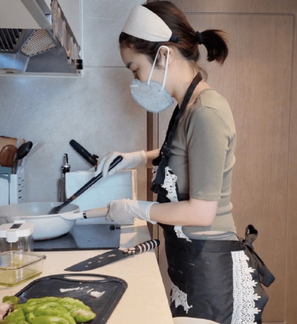 女子穿瑜伽服上門做飯聲稱不為流量。 女子穿瑜伽服上門做飯聲稱不為流量。