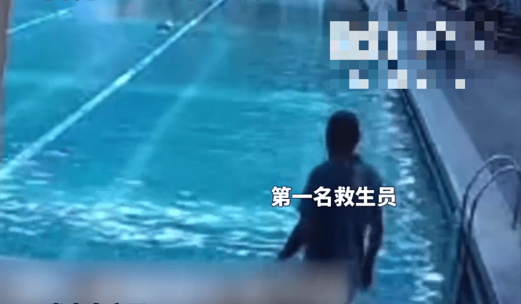 第一名救生員在男子沉水處站著，不時低頭看水中，但沒有施救。