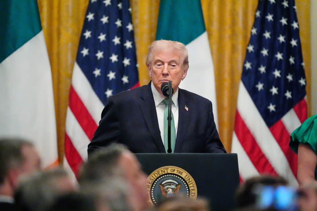 當被問及是否正考慮退出北約時，特朗普直言「這是應該考慮的事」。美聯社