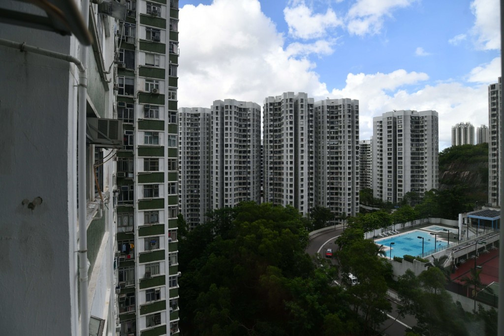 單位外望開揚景及屋苑附近的游泳池。