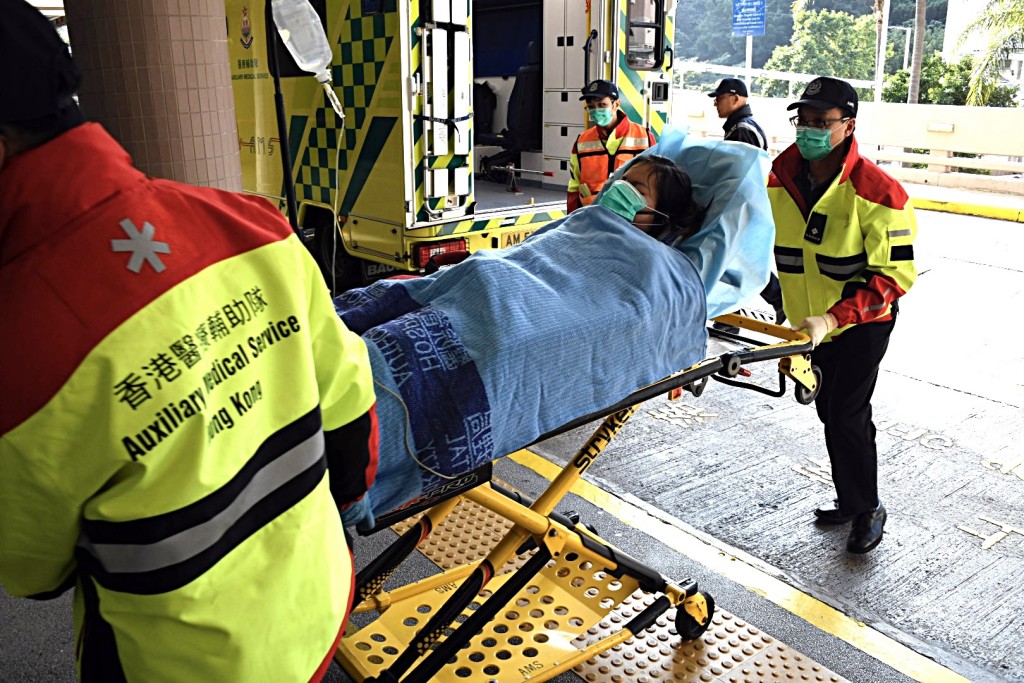 女跑手不適送院。楊偉亨攝 女跑手不適送院。楊偉亨攝