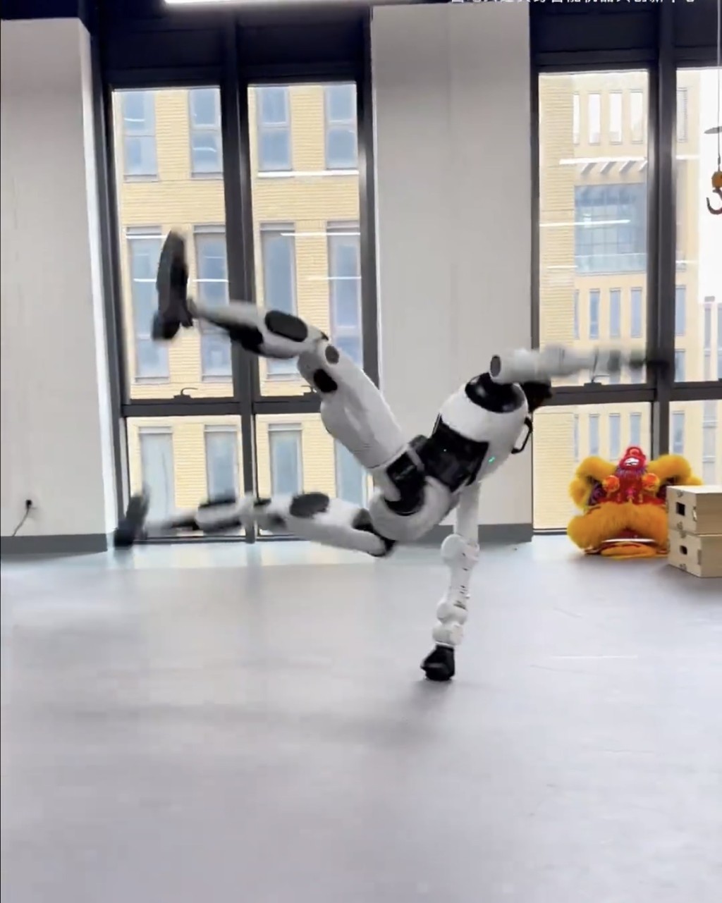 北京人形機械人「具身天工3.0」流暢表演湯馬斯回旋。 北京人形機械人「具身天工3.0」流暢表演湯馬斯回旋。