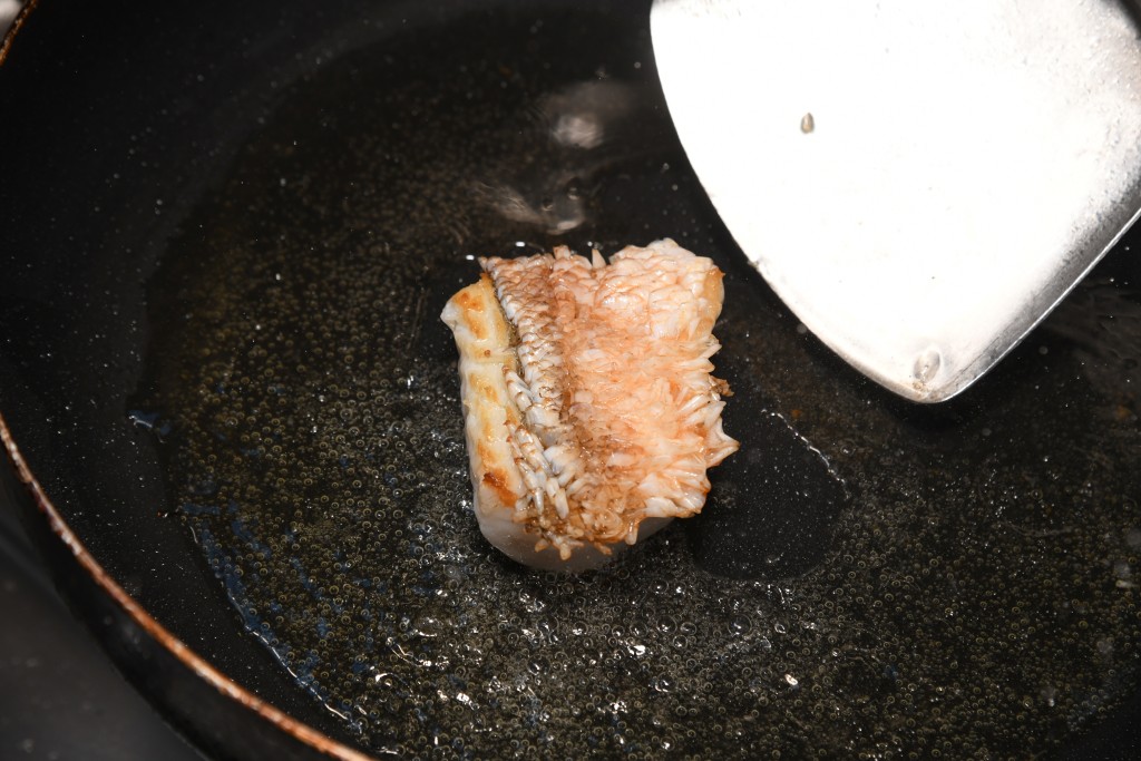 以日式鐵板燒的烹法炮製鯛魚。