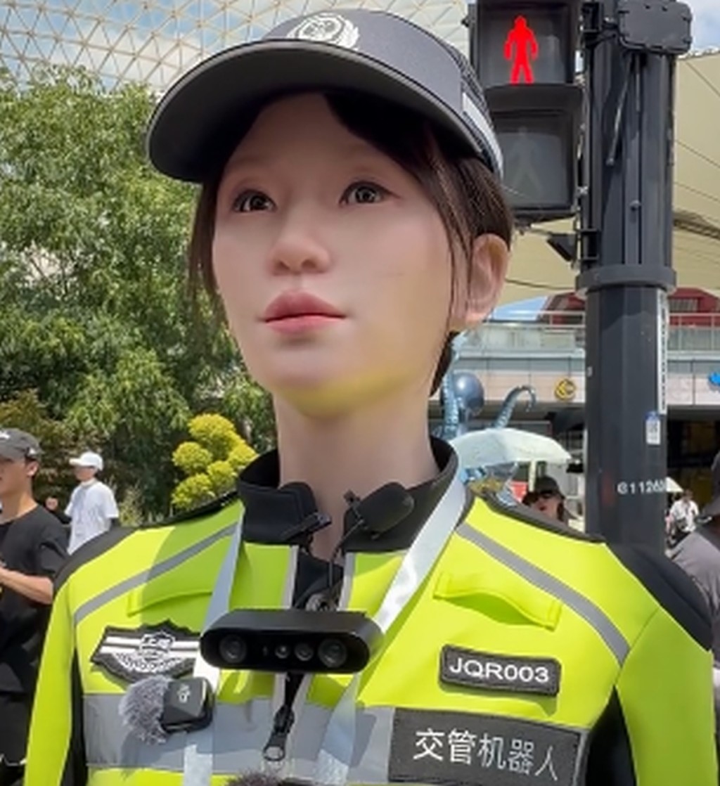 上海仿真交警机械人。 网片截图 上海仿真交警机械人。 网片截图