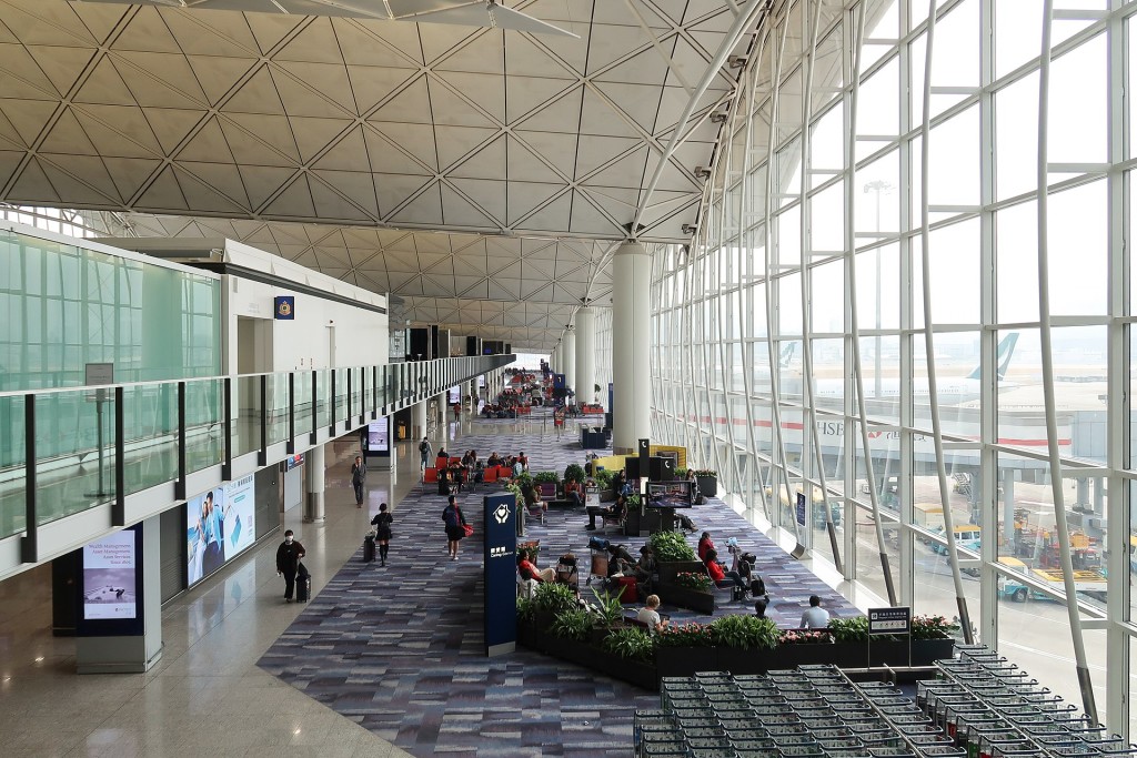 南客運廊，旅客可外望停機坪情況。機管局