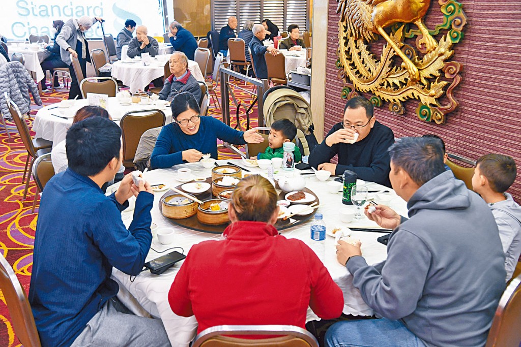 撤銷疫苗通行證首日，酒樓生意頓時暢旺起來。