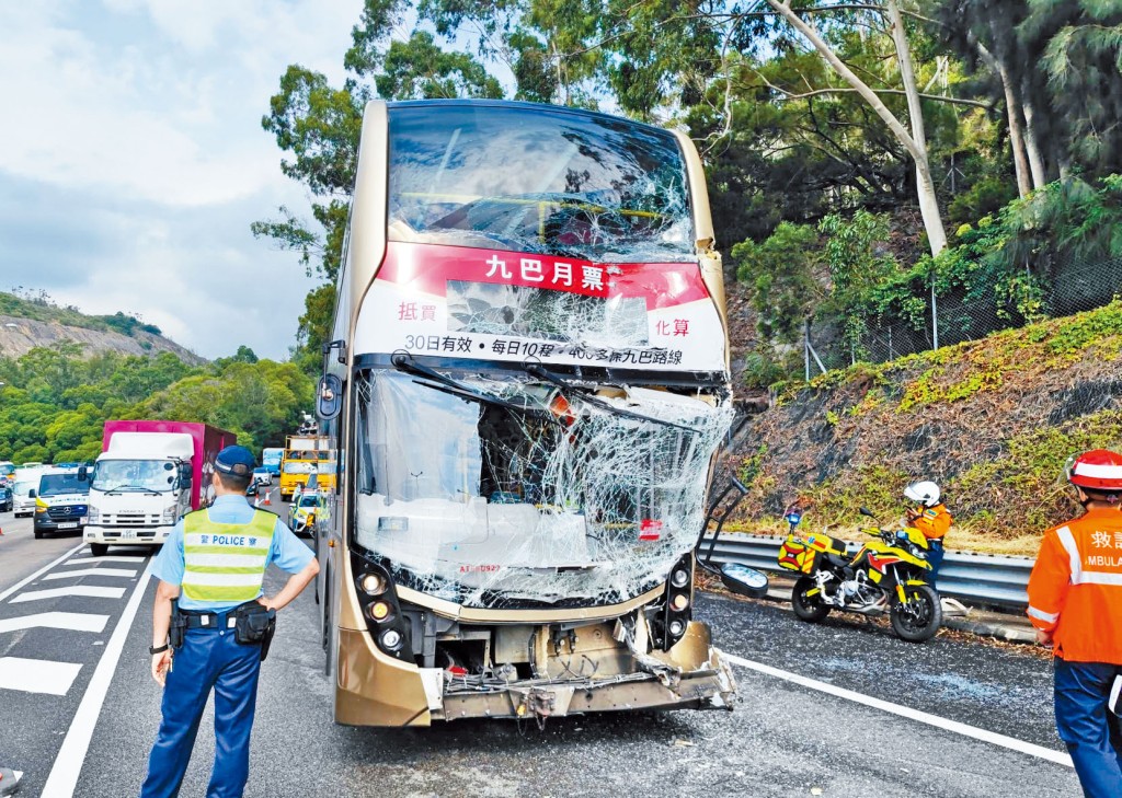 雙層巴士左邊擋風玻璃嚴重碎裂。 