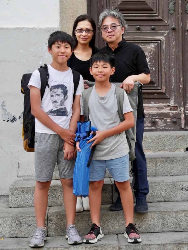 Kenny（左一）自言是完美主義者，需靠父母提醒他有時要學懂適可而止，勿要求過高。