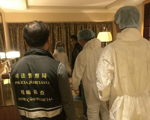 澳門警員在酒店調查。司警圖片