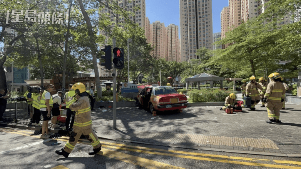 消防到場進行救援。 消防到場進行救援。