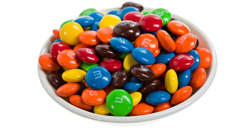 M&M's朱古力豆迎來85年來重大改版，推出天然色素款，藍色及咖啡色豆將在新版中暫時消失。iStock