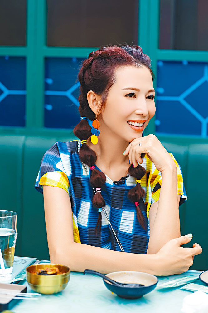 ■蔡少芬自爆當年與袁詠儀合作時扮愛看書，其實是不敢跟對方交談。