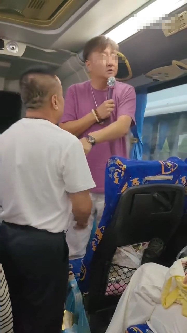 惡導遊不斷威嚇車上乘客。微博@長春西門大官人