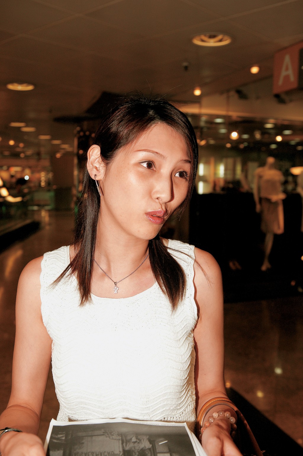 锺洁怡后来考获美容师牌，又投资过网购实体店做老板。