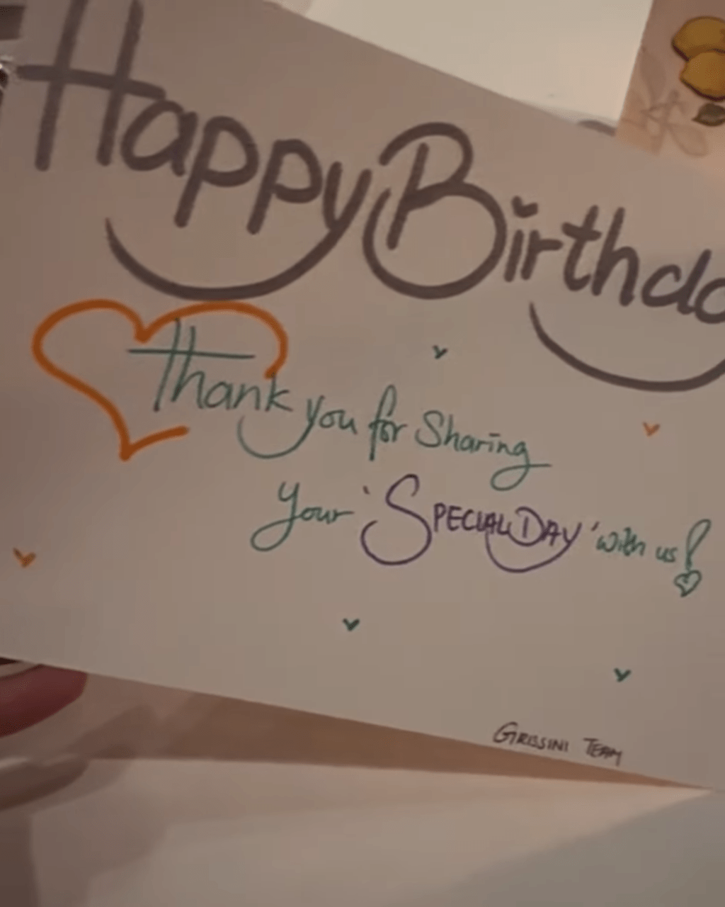 黄心颖最后上载了一段影片，当中影着一张生日卡。